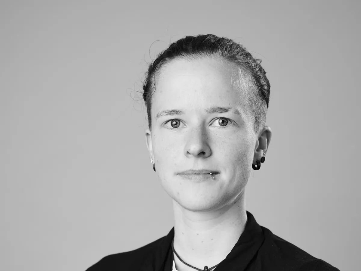 Schwarz-weiß-Portrait von Nadine Mingers, T&E